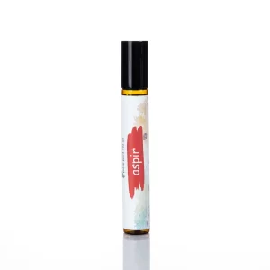 Şeffaf kehribar roll-on şişede %100 saf aspir yağı, beyaz arka plan.
