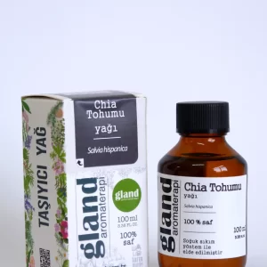Amber şişede soğuk pres %100 saf chia tohumu yağı, minimalist etiketli.